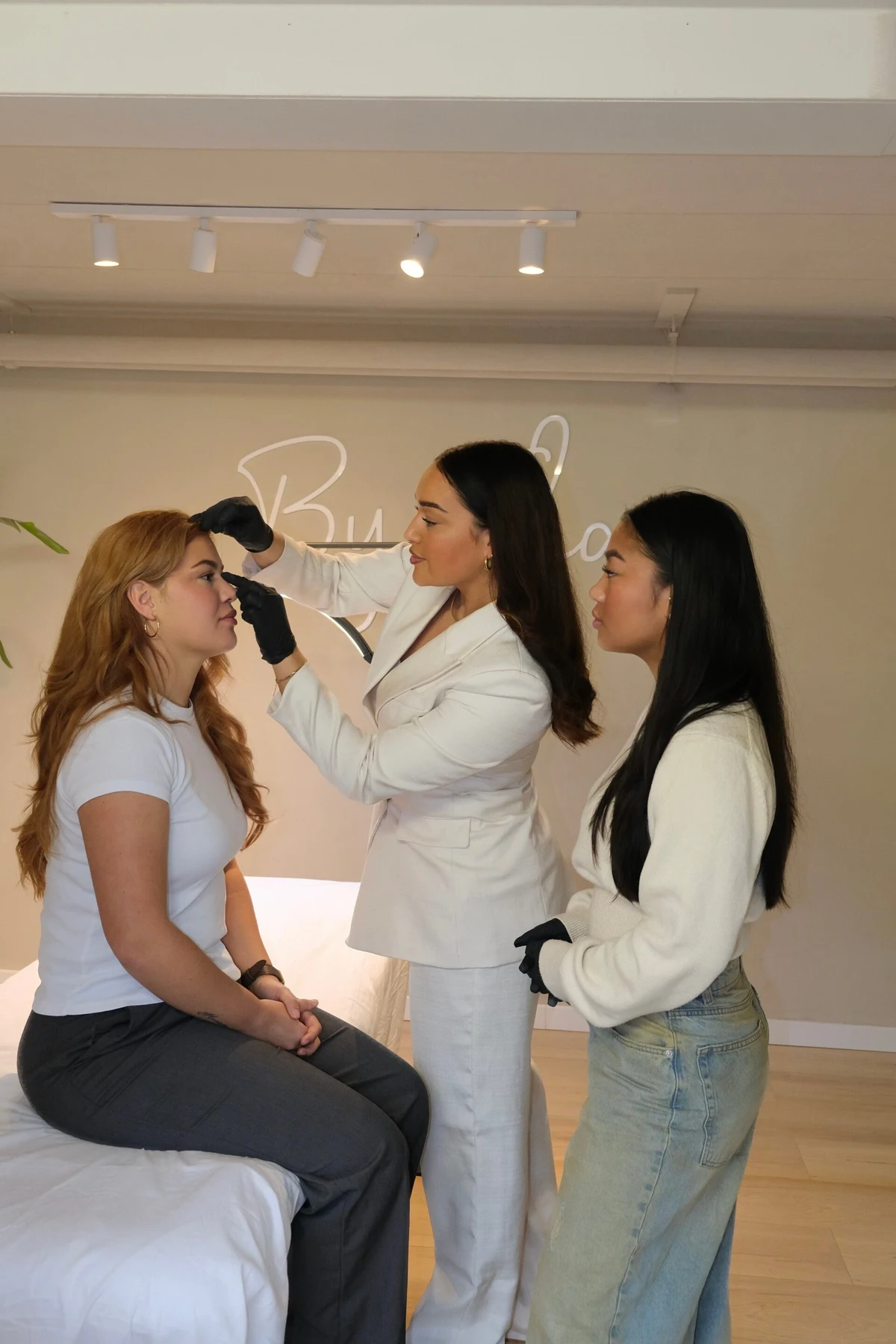 Shay leert browmapping toe te passen tijdens de masterclass powderbrows