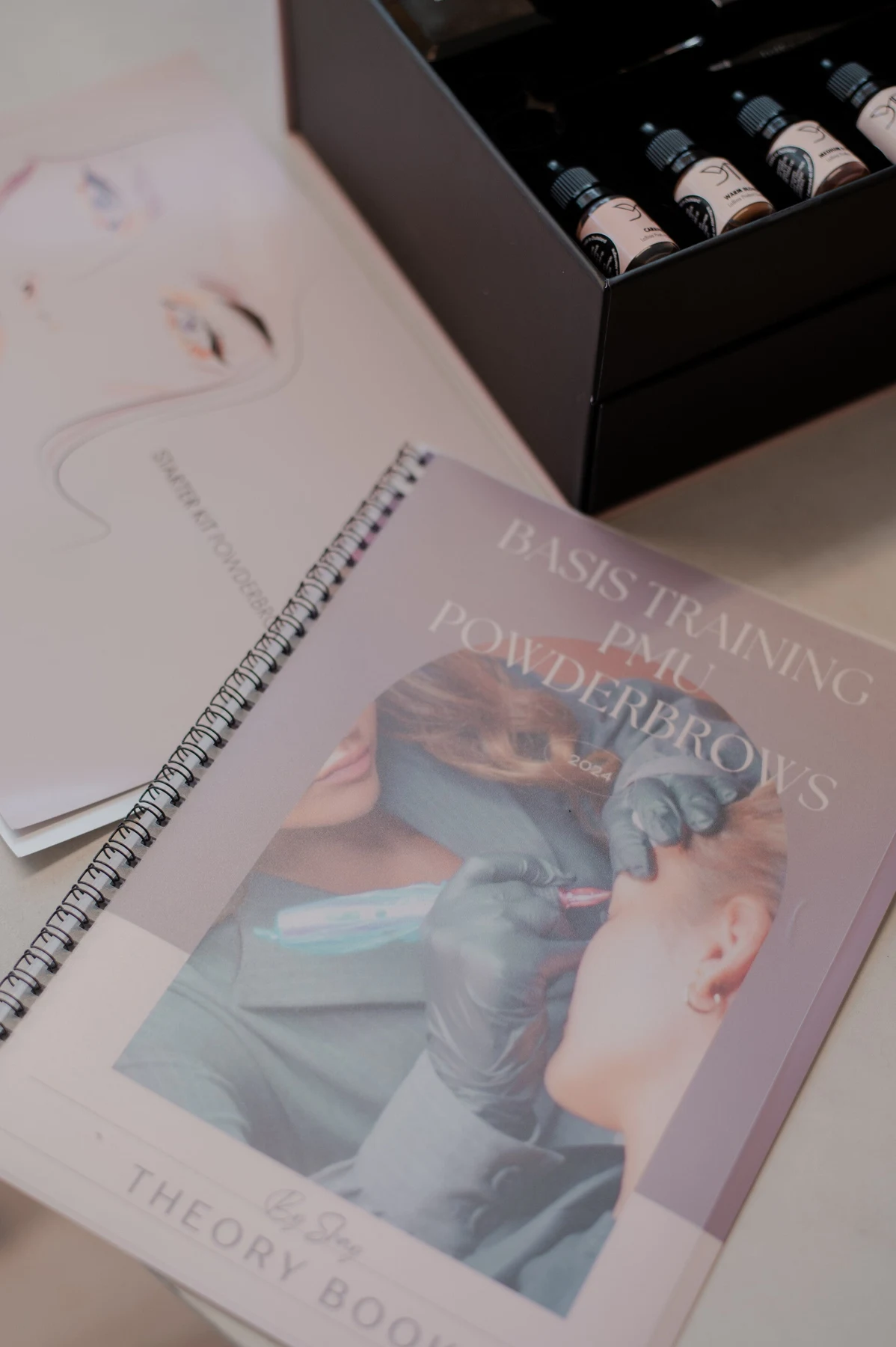 Theorieboek en starterspakket van de basis opleiding powderbrows bij By Shay