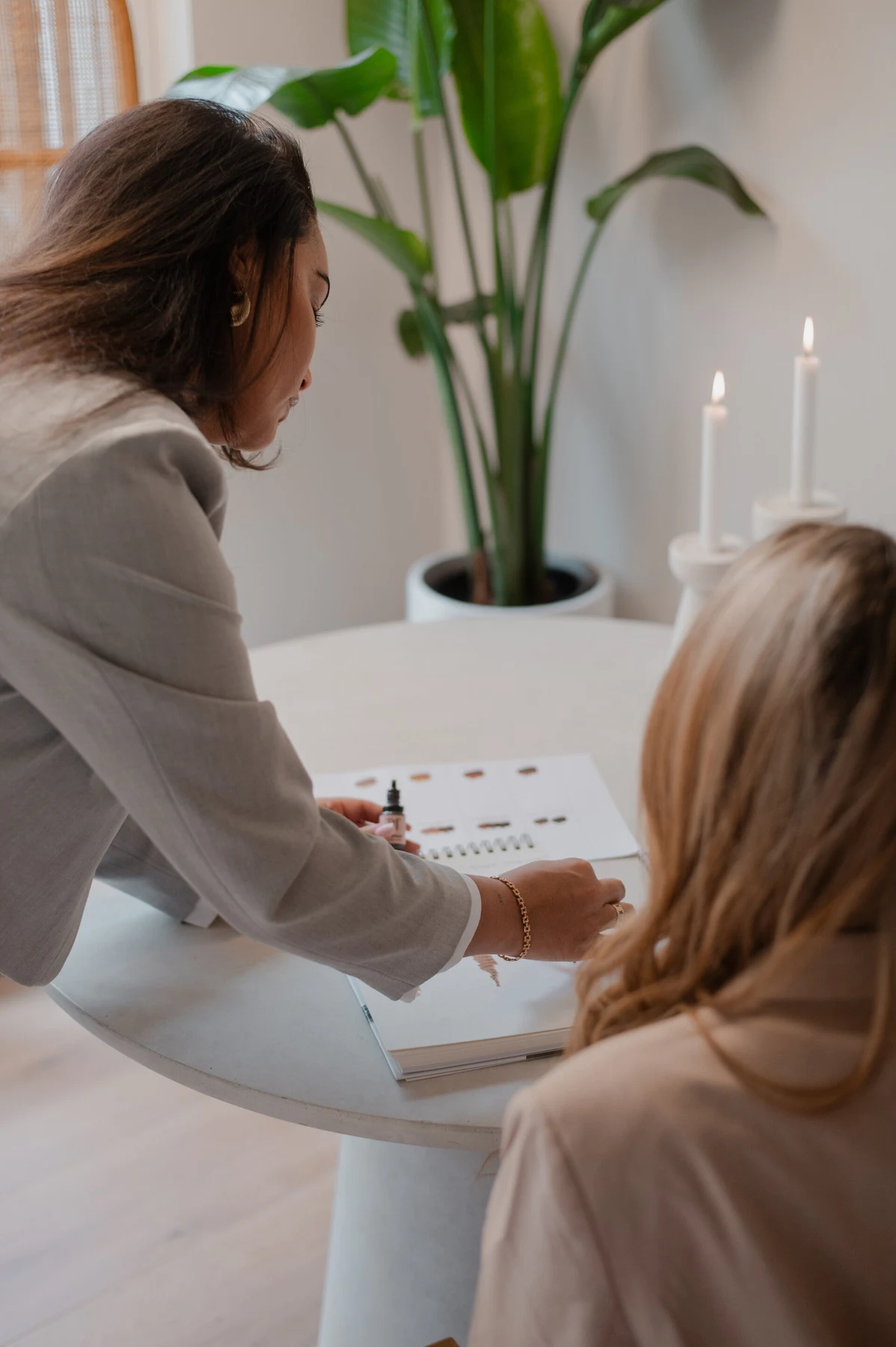 Pigmentkeuze bespreken tijdens de basis opleiding powderbrows bij By Shay